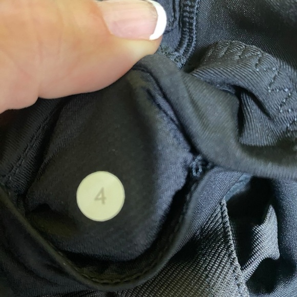 Lululemon Run: Bright At Night Short Sz 4 Black - Picture 6 of 14